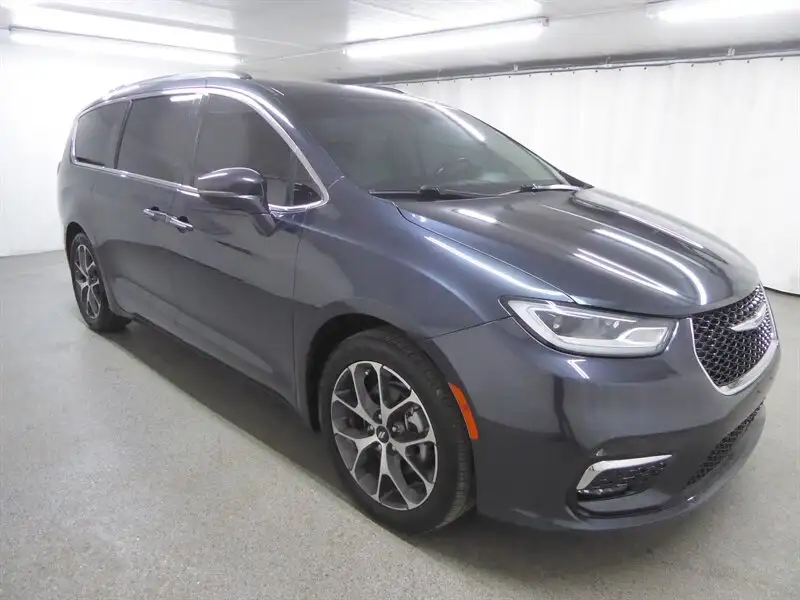 2021 Chrysler Pacifica Touring L's photo