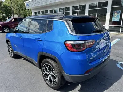 2025 Jeep Compass Limited 4X4 photo 3