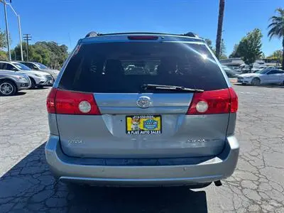 2010 Toyota Sienna XLE photo 4