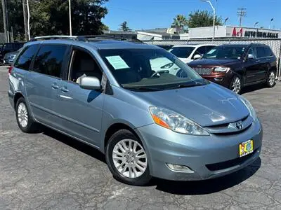 2010 Toyota Sienna XLE photo 2