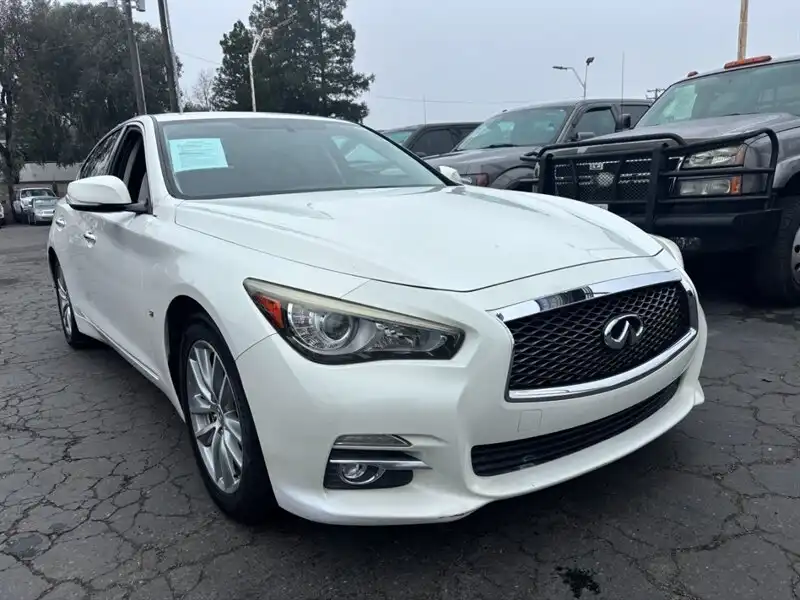 2014 INFINITI Q50 Premium's photo