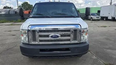 2011 Ford E-Series E-450 Van photo 2