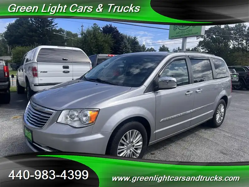 2016 Chrysler Town & Country Touring-L's photo