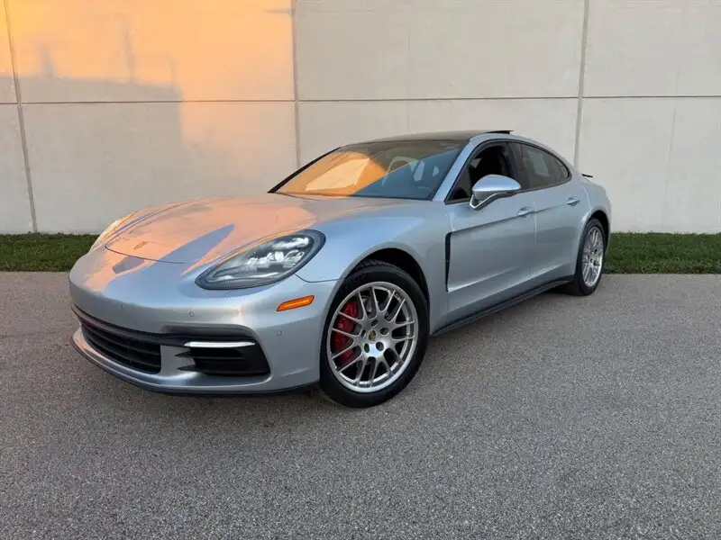 2017 Porsche Panamera 4's photo