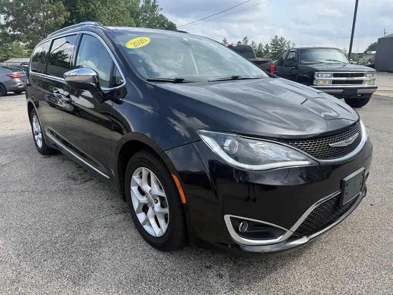 2020 Chrysler Pacifica Limited's photo