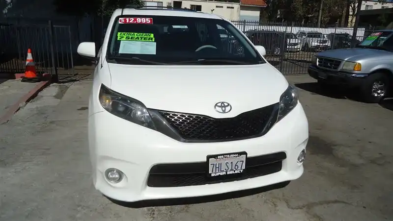 2014 Toyota Sienna SE V6 8-Passenger's photo