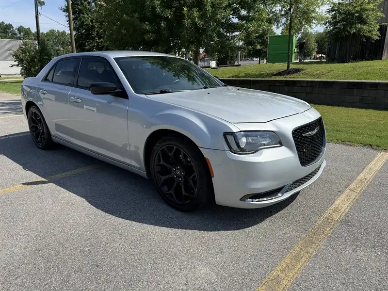 2019 Chrysler 300 Touring's photo