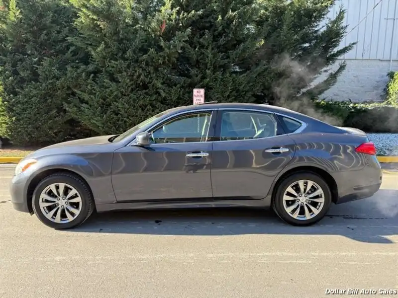 2011 INFINITI M 37's photo