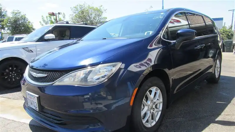 2017 Chrysler Pacifica LX's photo