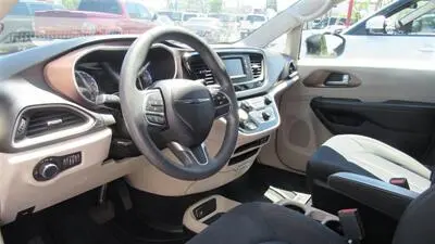 2017 Chrysler Pacifica LX photo 3