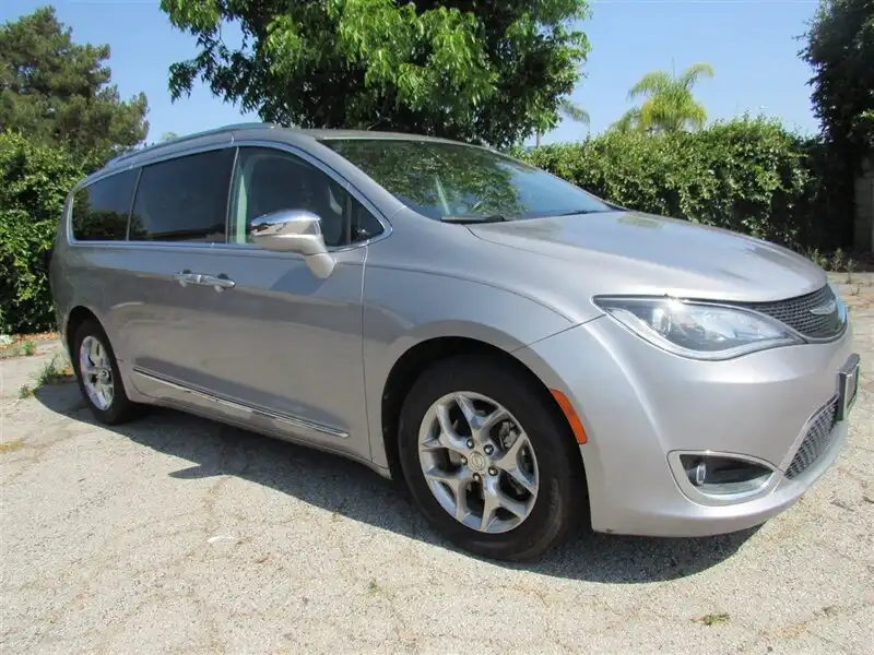 2018 Chrysler Pacifica Limited's photo
