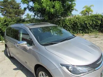 2018 Chrysler Pacifica Limited photo 3