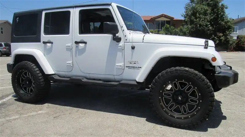 2017 Jeep Wrangler Sahara photo 1