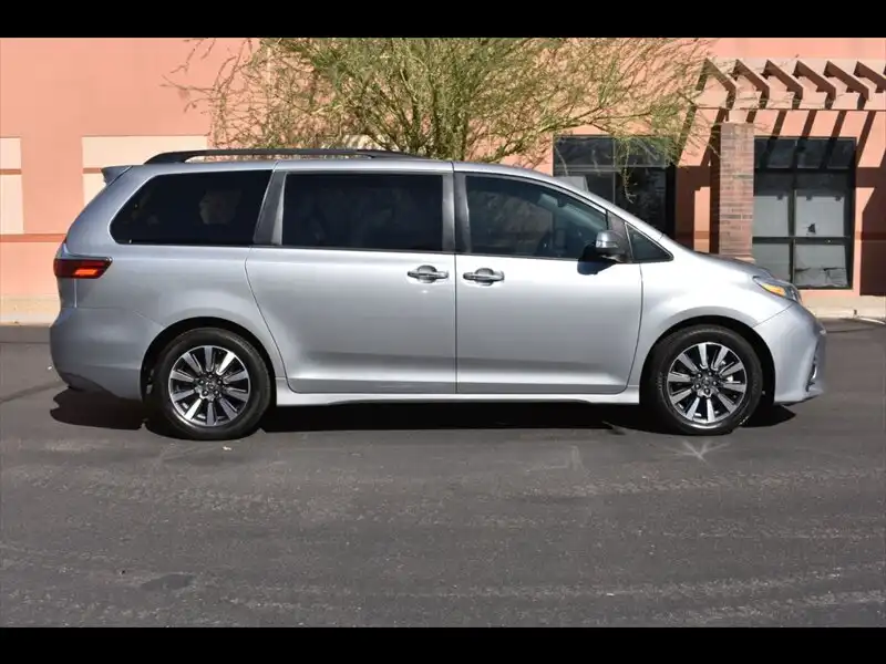 2018 Toyota Sienna Limited V6 7-Passenger's photo