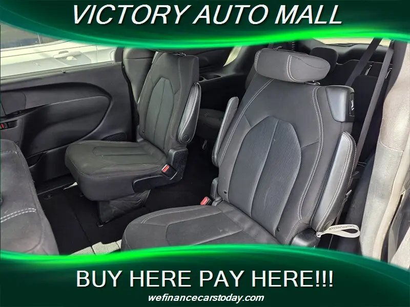 2020 Chrysler Pacifica Touring photo 4
