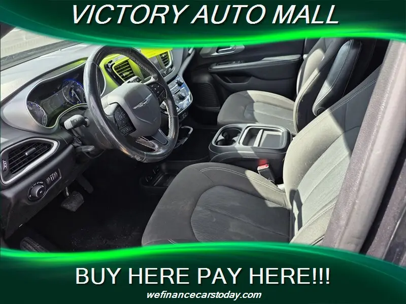 2020 Chrysler Pacifica Touring photo 3