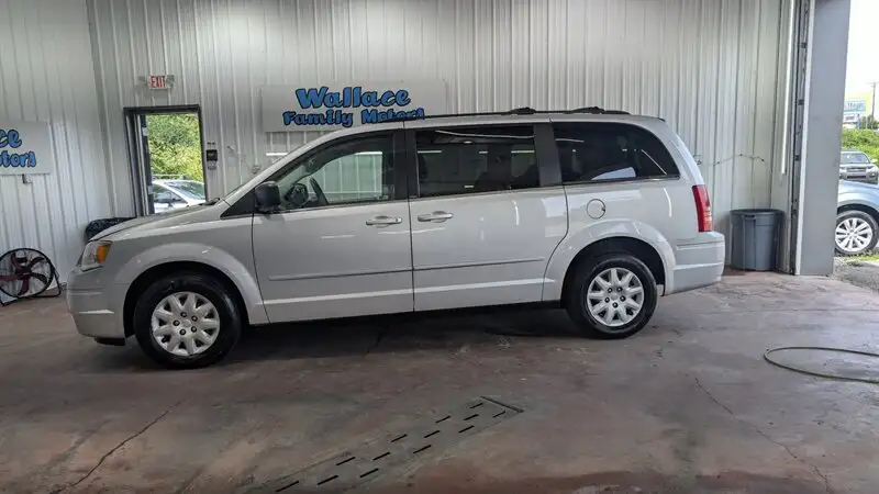 2009 Chrysler Town & Country LX's photo