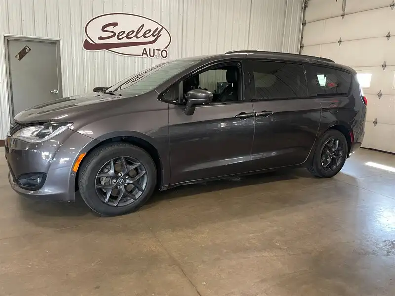 2018 Chrysler Pacifica Touring L Plus's photo