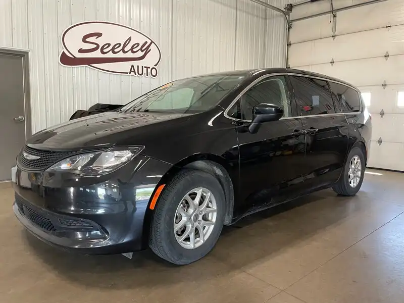 2022 Chrysler Voyager LX's photo