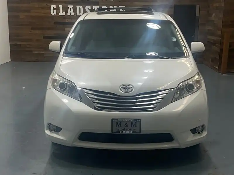 2011 Toyota Sienna Limited V6 7-Passenger's photo