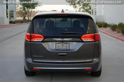 2020 Chrysler Pacifica Touring photo 5