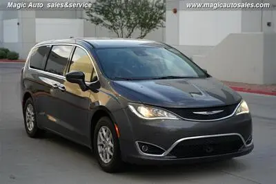 2020 Chrysler Pacifica Touring photo 3