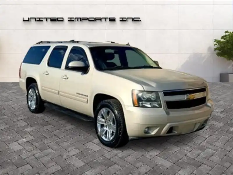 2014 Chevrolet Suburban 2WD 1500 LT's photo