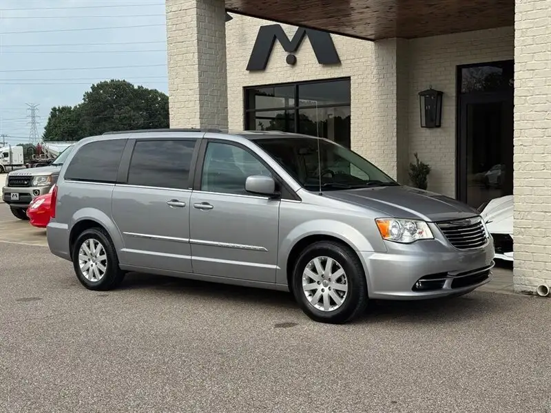 2014 Chrysler Town & Country Touring's photo