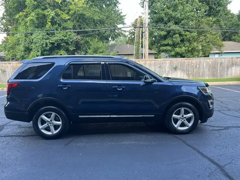 2017 Ford Explorer XLT 4WD's photo