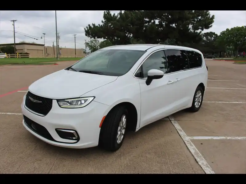 2023 Chrysler Pacifica Touring L's photo