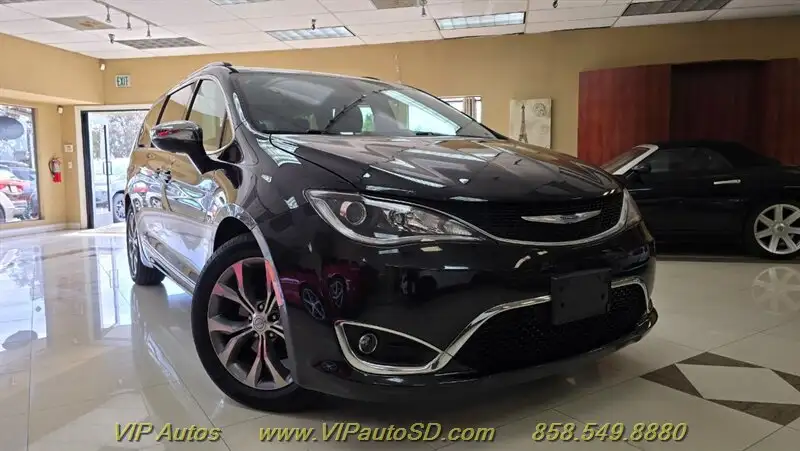 2019 Chrysler Pacifica Limited's photo