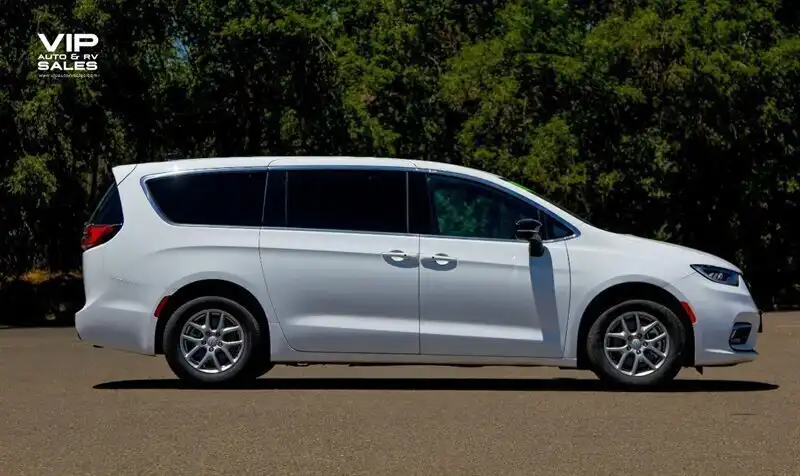 2026 Chrysler Pacifica Select's photo