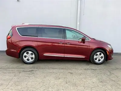 2017 Chrysler Pacifica Touring-L Plus photo 4