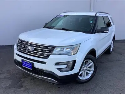 2017 Ford Explorer XLT FWD photo 2