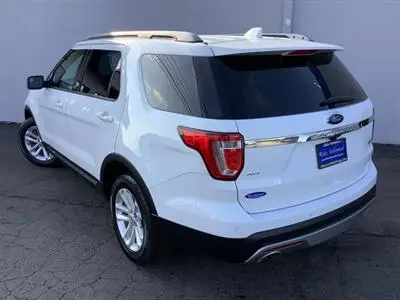 2017 Ford Explorer XLT FWD photo 4