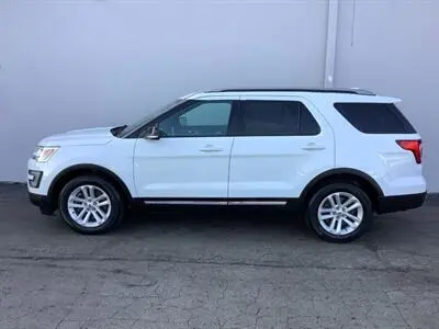 2017 Ford Explorer XLT FWD photo 3