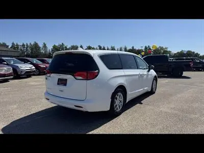 2017 Chrysler Pacifica Touring photo 5