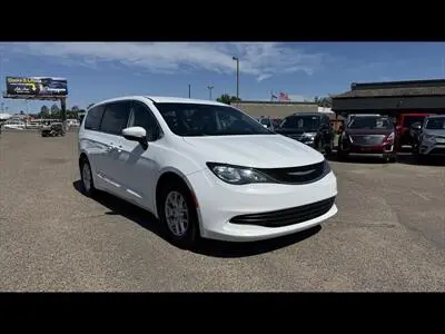 2017 Chrysler Pacifica Touring photo 3