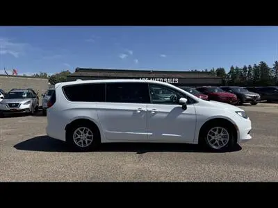 2017 Chrysler Pacifica Touring photo 4