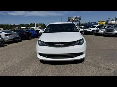 2017 Chrysler Pacifica Touring photo 2