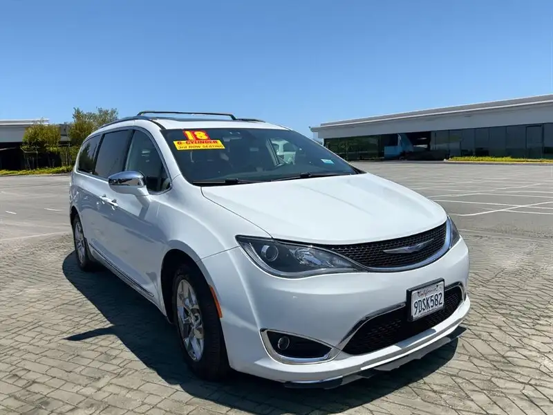 2018 Chrysler Pacifica Limited's photo