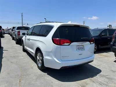 2018 Chrysler Pacifica Limited photo 3