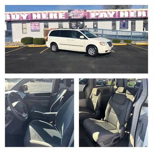 2010 Chrysler Town & Country Touring's photo