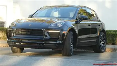 2022 Porsche Macan Base photo 2