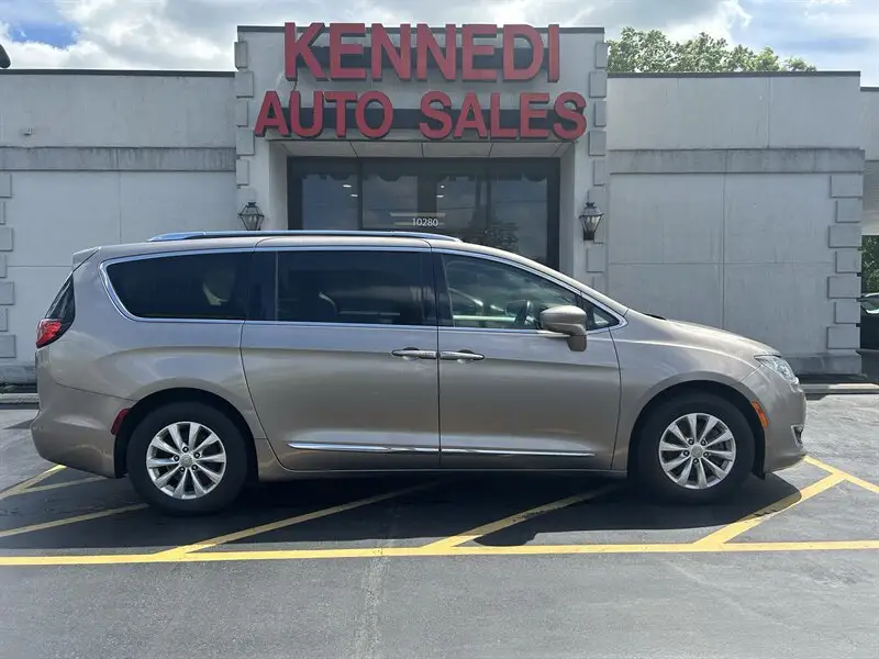 2018 Chrysler Pacifica Touring L photo 1