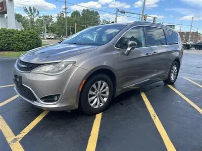 2018 Chrysler Pacifica Touring L photo 3