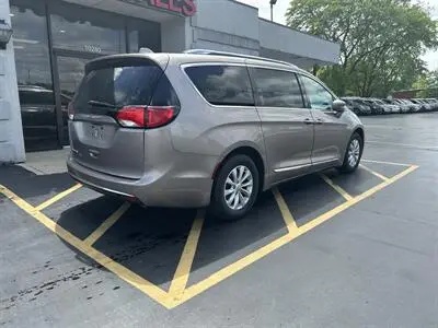 2018 Chrysler Pacifica Touring L photo 4