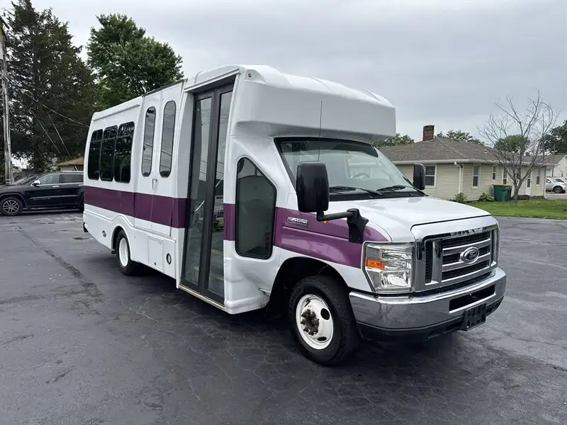 2017 Ford E-Series DRW E-450 Super Duty 176 in WB's photo