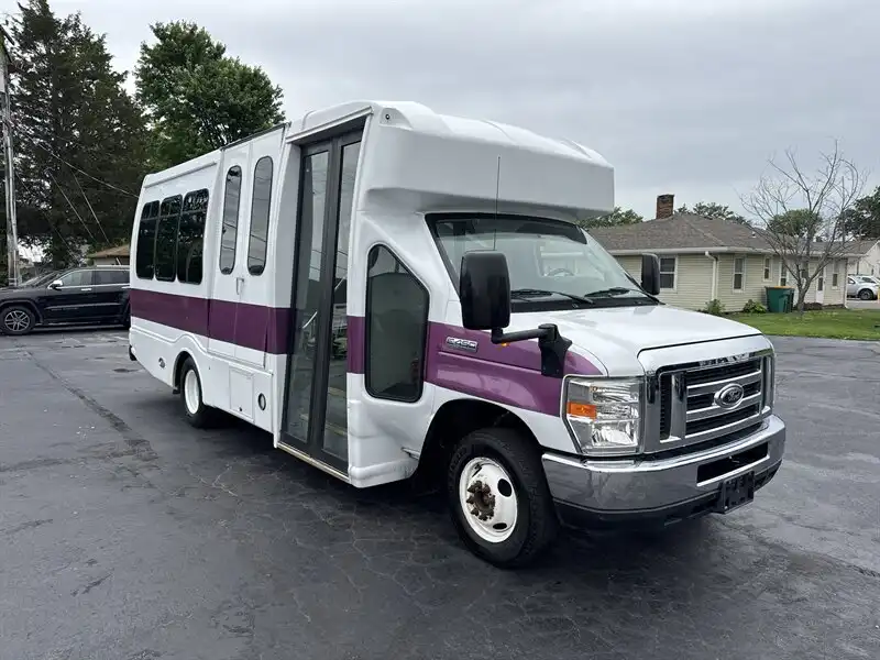 2017 Ford E-Series DRW E-450 Super Duty 176 in WB's photo