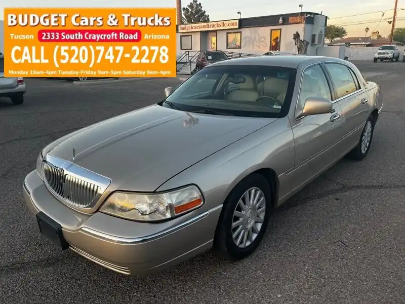 2004 Lincoln Town Car Signature's photo